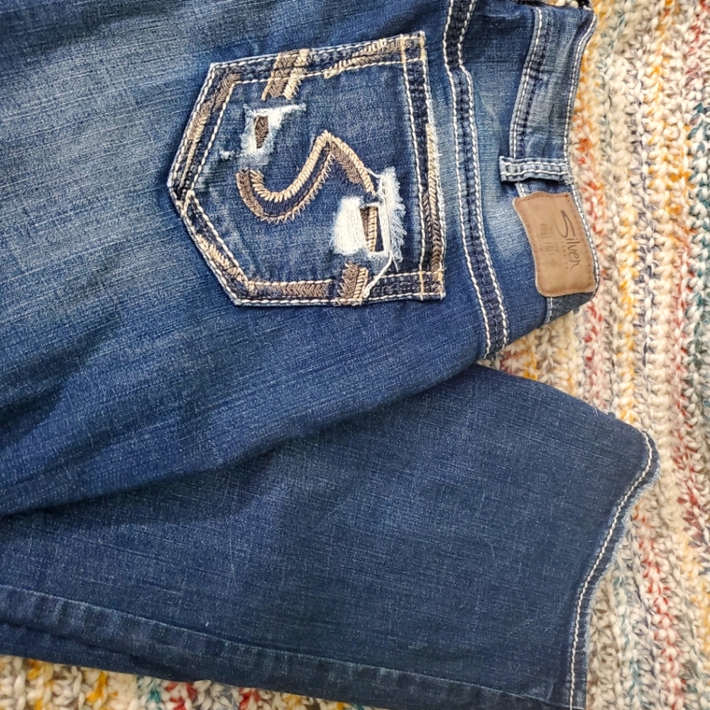 Women's Silver Jeans sz 18 length 33 Suki super stretch with destruction